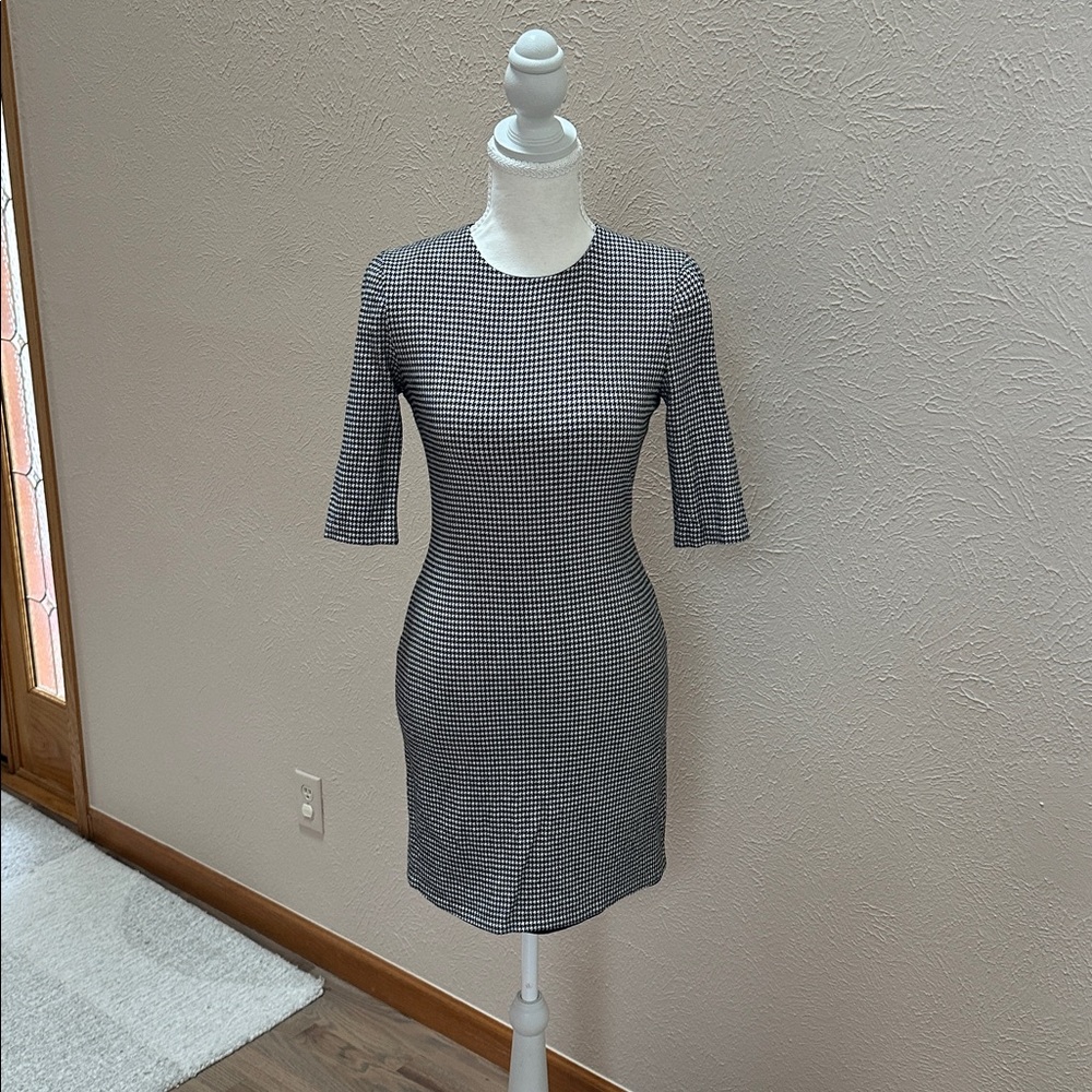 Alice + Olivia Black and White Mini Dress ~ Fits like Size 0